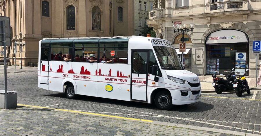 Prague: Historic City Center Bus Tour with Top Sights - Prague Castle District Break: Short Walk, Big Photos, Loreta On The Same Stretch