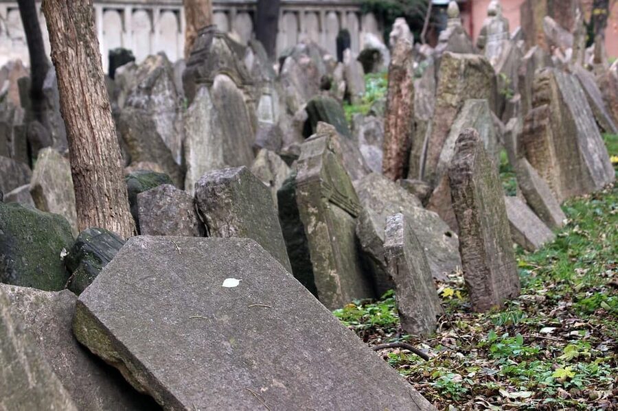 Prague: Jewish Quarter and Museum Guided Tour - Old Jewish Cemetery, Where Remembrance Is the Point