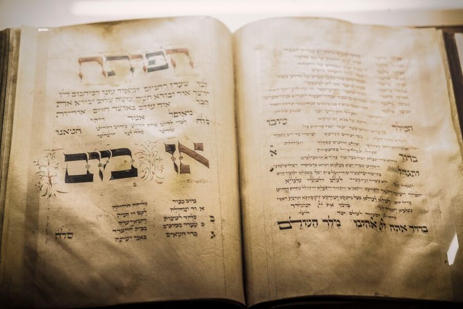 Prague Jewish Quarter Online Audio Guide - Languages and audio quality: how to choose the right version