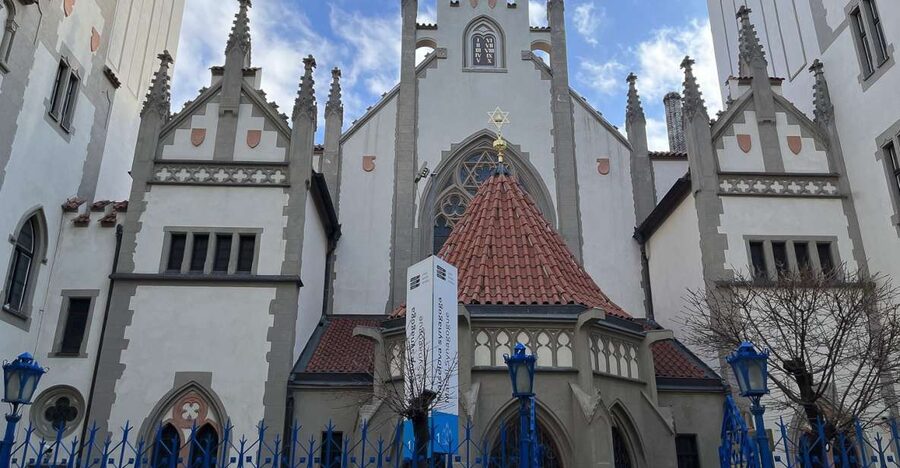 Prague: Jewish Town Guided Walking Tour - Hotel pickup, meeting time, and the 5-minute reality check