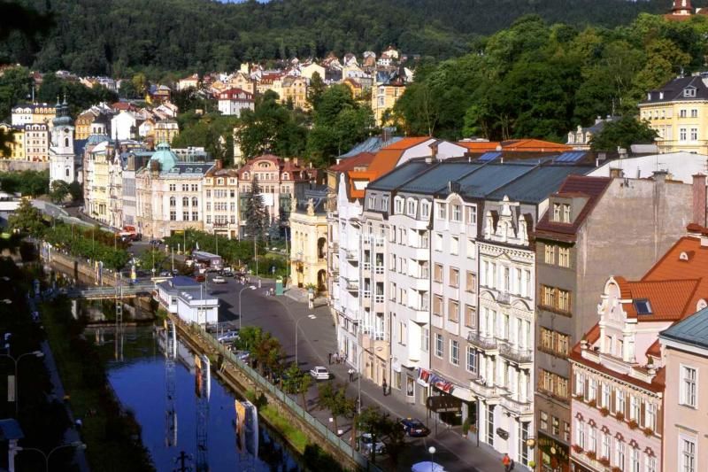Prague: Karlovy Vary Tour with Lunch and Moser Museum Visit - Language, guides, and the one timing detail that can matter