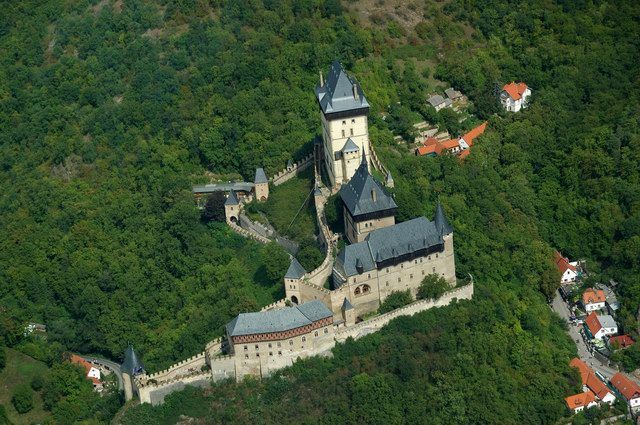 Prague: Karlštejn Castle Guided Tour with Entry Ticket - Pickup around Prague, and how to keep the first hour from getting messy