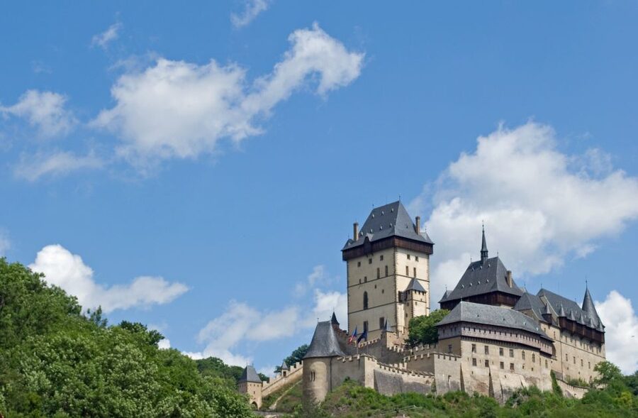 Prague: Karlštejn Castle Guided Tour with Entry Ticket - The 5-hour plan from Prague: transport time and the castle rhythm