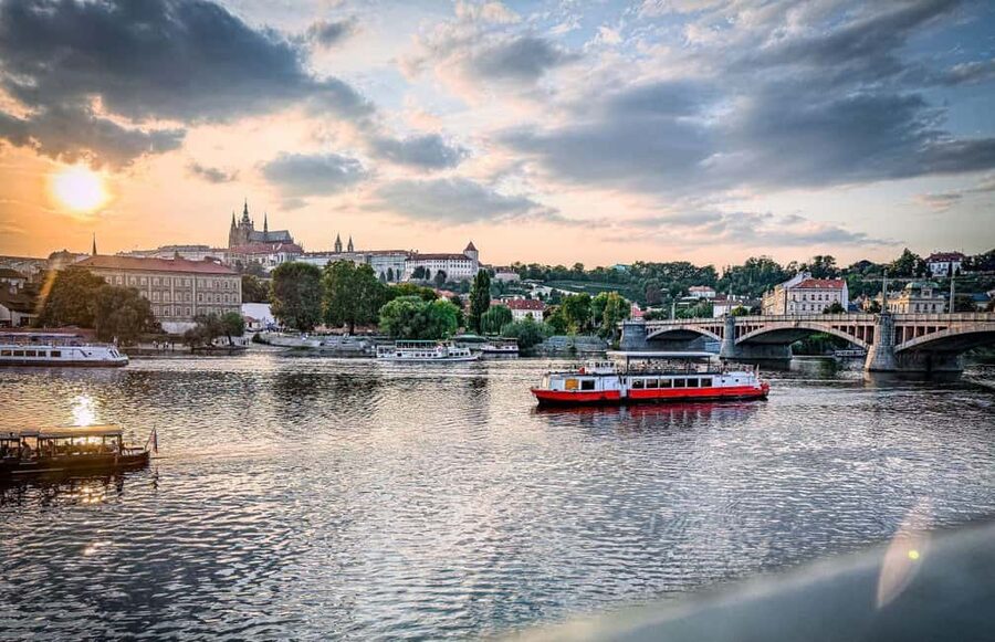 Prague: Lunch Cruise on the Vltava with 3-Course Menu - The 3-Course Lunch: Good Value, Real Choice, Vegetarian Included