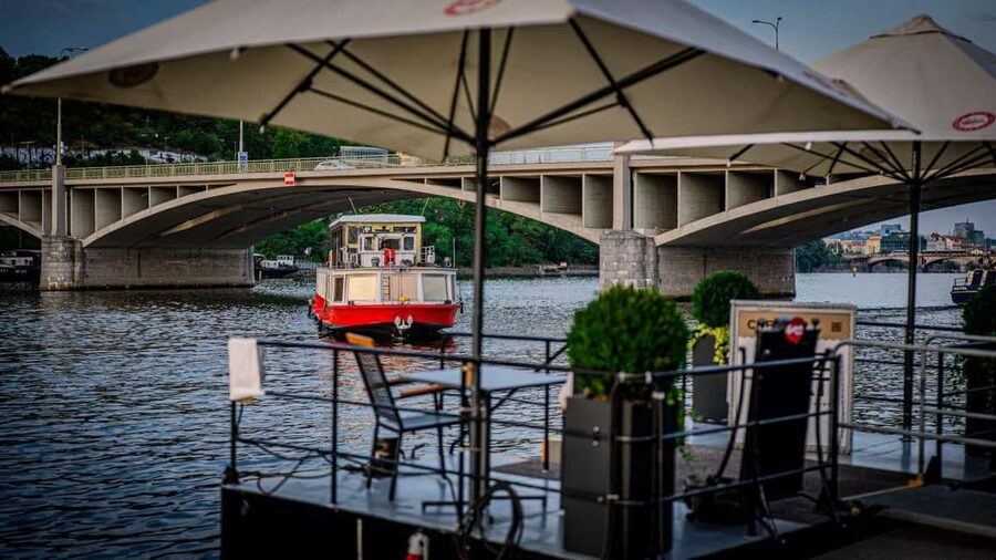 Prague: Lunch Cruise on the Vltava with 3-Course Menu - Duration and Timing: Why 2 Hours Is the Right Length
