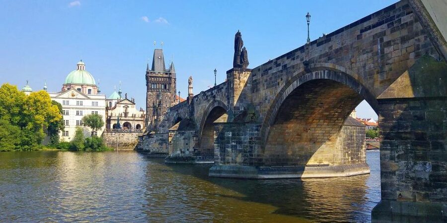 Prague: Lunch Cruise on Vltava River with open Buffet - Old Town and the river rhythm on the Prague segment