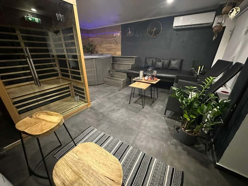 Prague: Modern Private Spa with Jacuzzi and/or Sauna - The included package that makes the price feel fair
