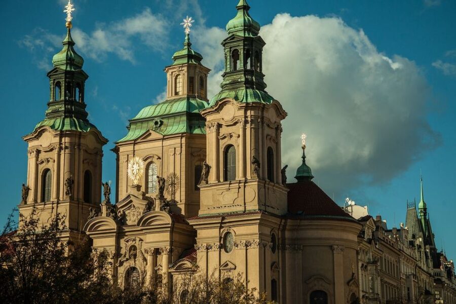 Prague: Old Town and Jewish Quarter Guided Tour in German - Where the tour begins in Old Town Square (and why 10 minutes matters)