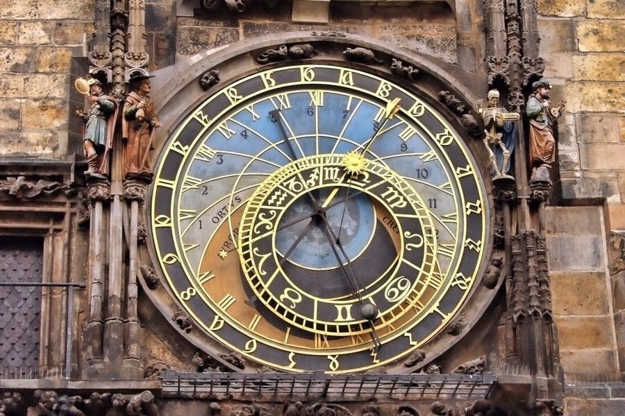 Prague: Old Town and Jewish Quarter Guided Tour in German - The Prague Astronomical Clock stop, explained like you will remember it