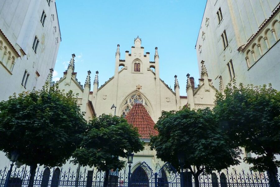 Prague: Old Town and Jewish Quarter Tour - Old Town Square and the Astronomical Clock, more than a photo stop
