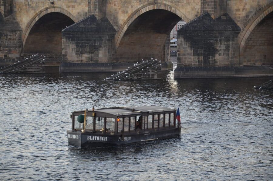 Prague: Old Town Guided Walking Tour and City Boat Ride - Astronomical Clock to Jan Hus Memorial, Knowing Where to Look