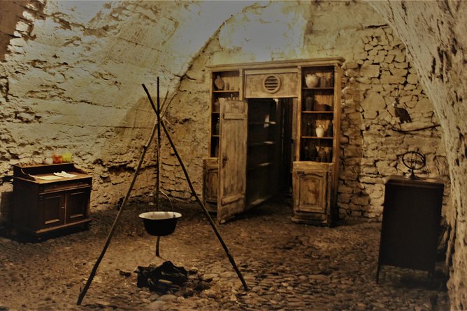 Prague Old Town, Medieval Underground and Dungeon Historical Tour - The alchemyst laboratory stop and golem legends
