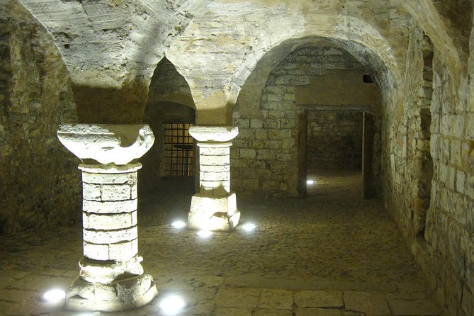 Prague Old Town, Medieval Underground and Dungeon Historical Tour - Meeting point details that save you time