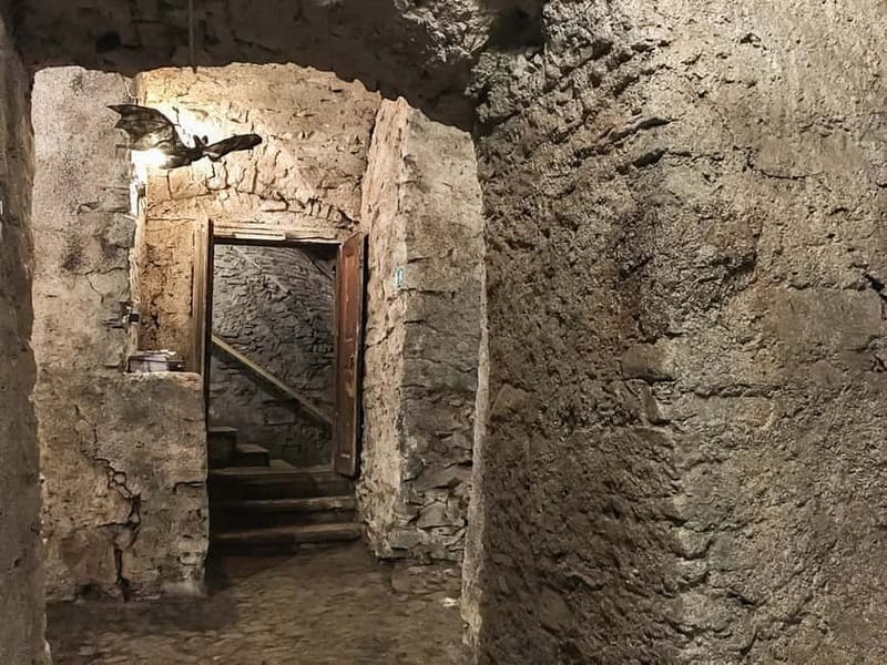Prague: Oldtown, Medieval Underground & Dungeon History Tour - What the Best Guides Do With Humor and Clear Storytelling