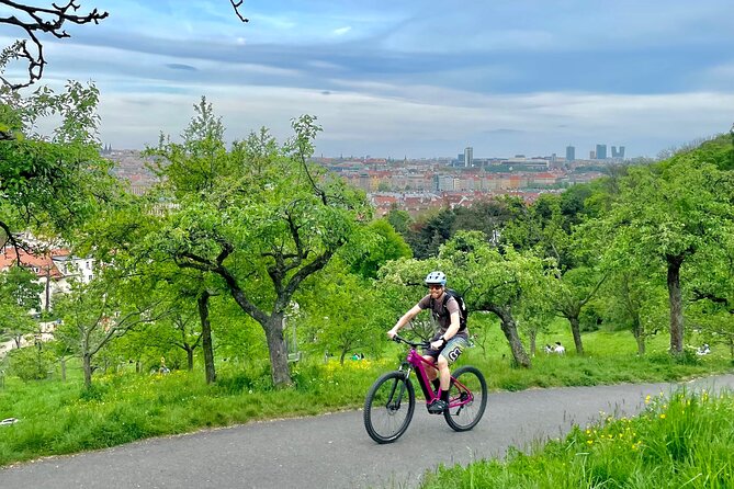 Prague on E-Bike: Explore Greater Downtown Parks & Epic Views - Stop 2: Hlubocepy Climb and Devin Mountain Panoramas