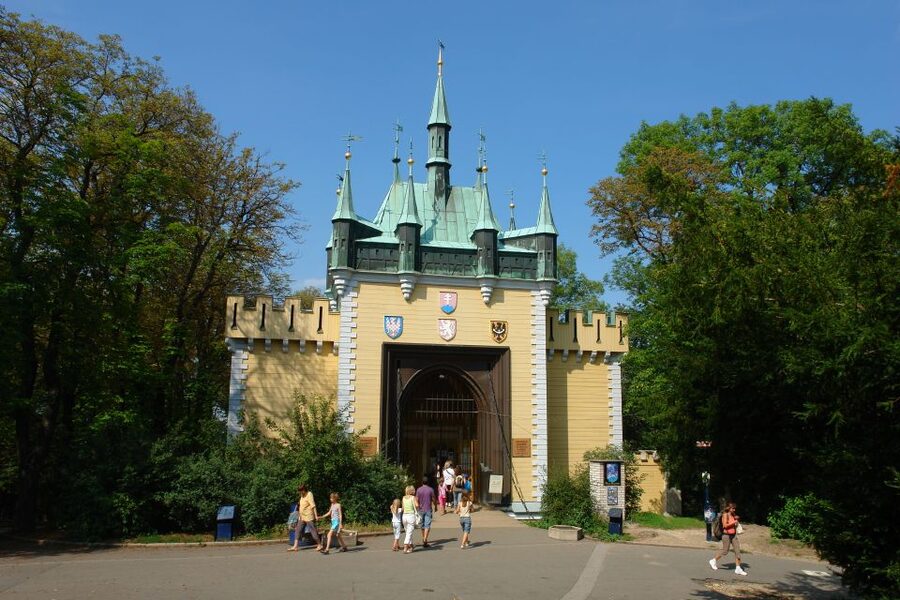Prague: Petřín Tower and Mirror Maze Entry Ticket - The 190-Foot View: Vltava, Castle, and Old Town