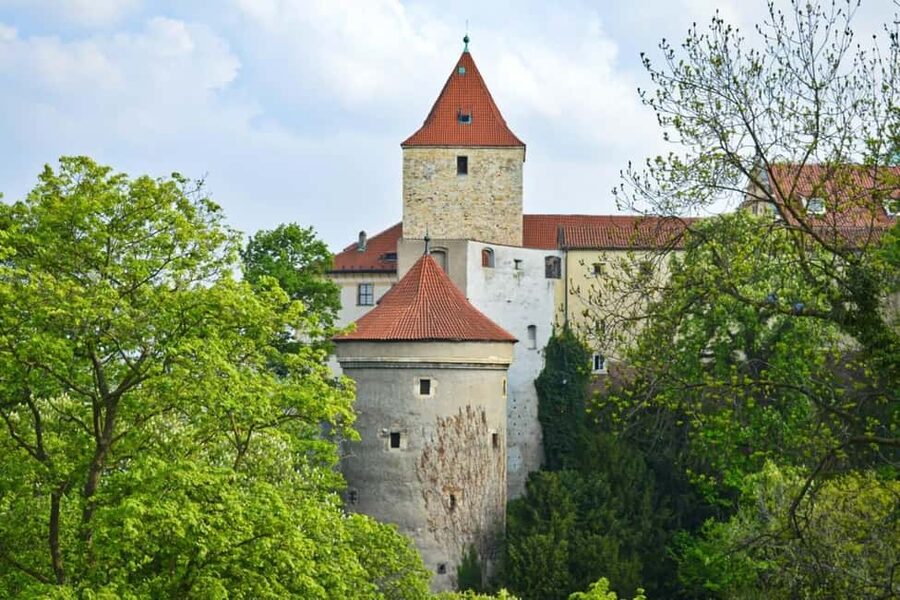 Prague: Prague Castle Skip-the-Line Ticket with Audioguide - Entering the Complex and Getting Oriented Fast