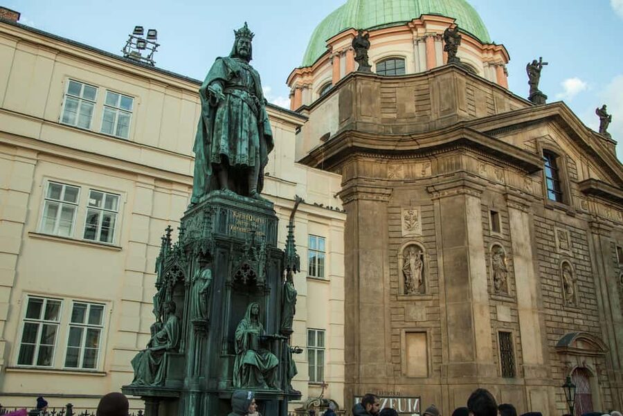Prague: Prague Castle Walking Tour with Golden Lane in German - Křižovnické náměstí Meet-Up: Start where the day makes sense