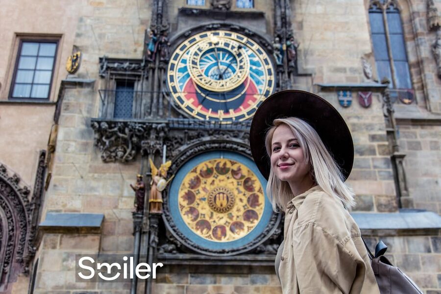 Prague: Professional Photoshoot in the Old Town - Hard Rock Cafe meeting point: easy start, fewer logistics headaches