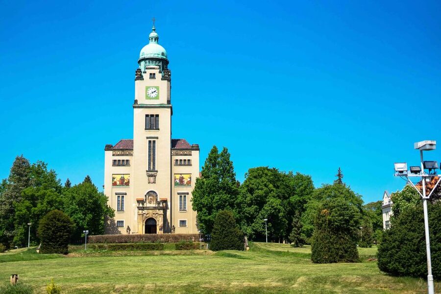 Prague: Psychiatric Hospital and Abandoned Cemetery Tour - The 2.5-hour guided tour inside Bohnice Psychiatric Hospital