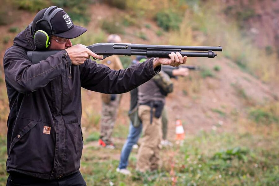 Prague: Shooting Experience with 3 to 10 Guns & Bus Transfer - Inside the 2-hour guided lesson: safety, handling, and your shooting rhythm