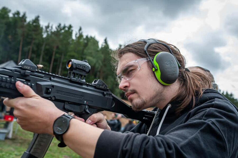 Prague: Shooting Experience with 3 to 10 Guns & Bus Transfer - Choosing your guns: up to 10 firearms in one session