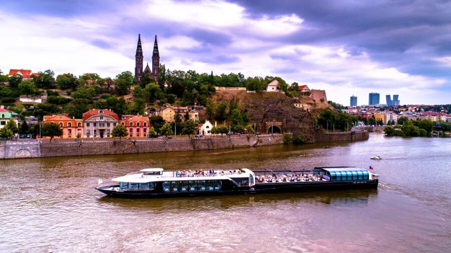 Prague: Sightseeing Dinner Cruise on Open-Top Glass Boat - Boarding at Pier 3 and how the 3-hour timing really works