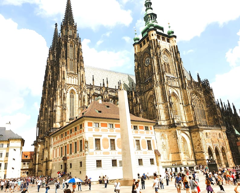 Prague: Skip-the-line Castle Ticket and Optional AudioGuide - Meeting point in Courtyard III, look for the blue and white umbrella