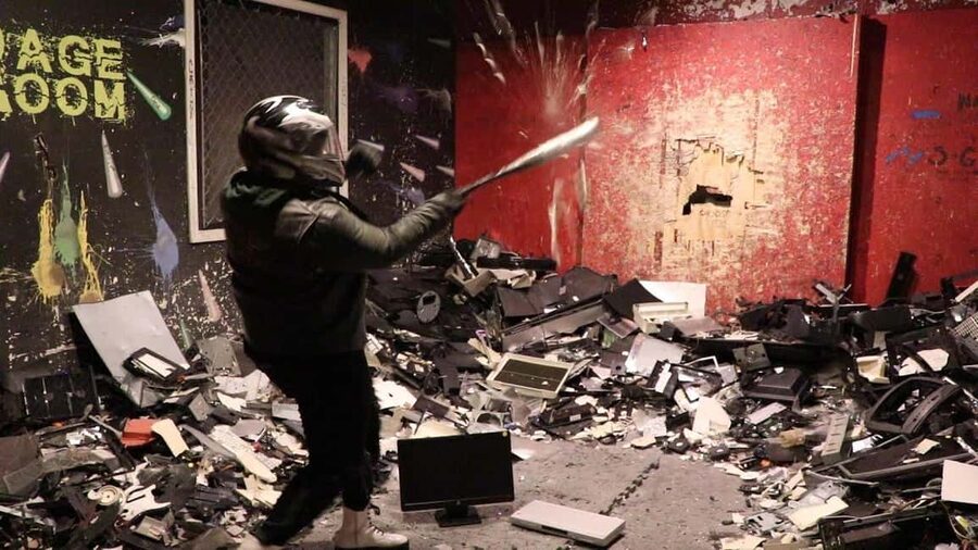 Prague: Smash Room Experience - Tools, safety equipment, and the rules that keep it legit
