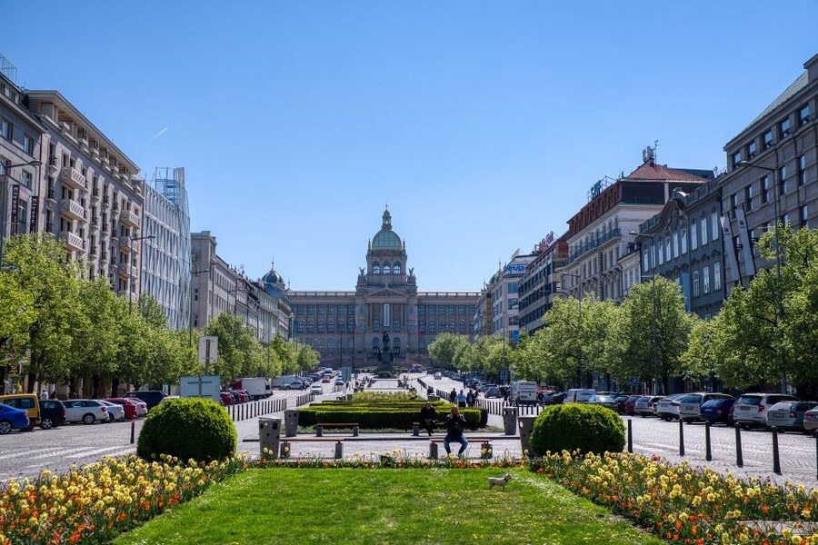 Prague Tour in Spanish - World wars, communism, and the Velvet Revolution without getting lost