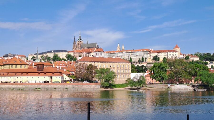 Prague: Tour to Prague Castle with tickets included. Spanish - Getting Your Bearings: Prague Castle Courtyards and the View Moment