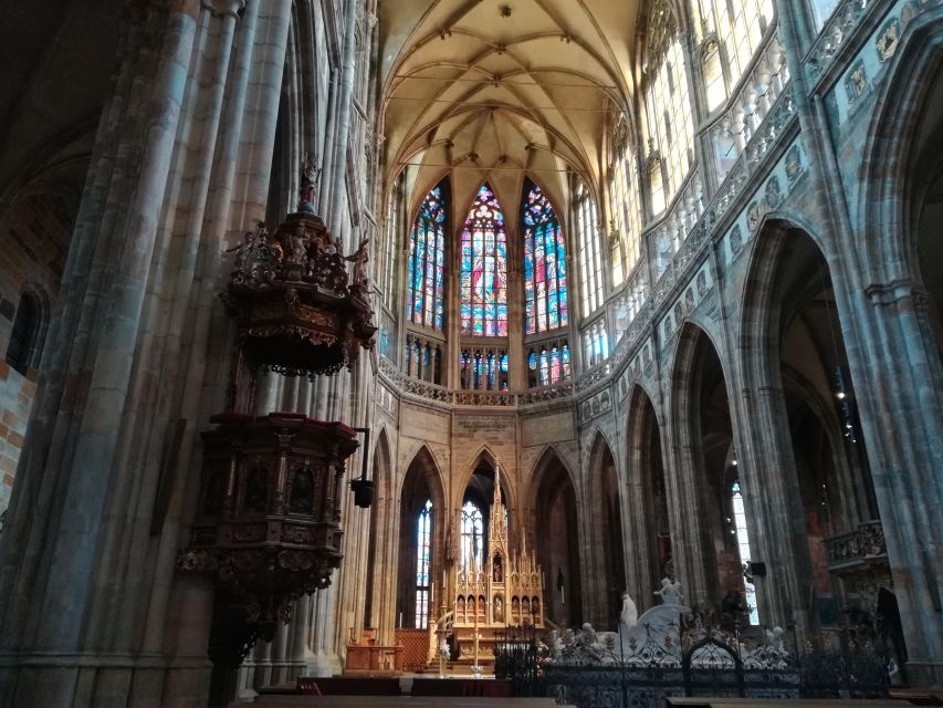 Prague: Tour to Prague Castle with tickets included. Spanish - St. Vitus Cathedral: Where the Stories Become Real