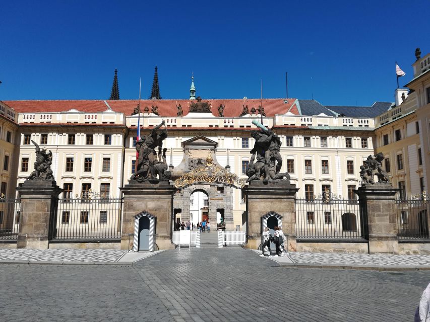 Prague: Tour to Prague Castle with tickets included. Spanish - Golden Lane Finish: Old-World Streets and a Viewable Ending