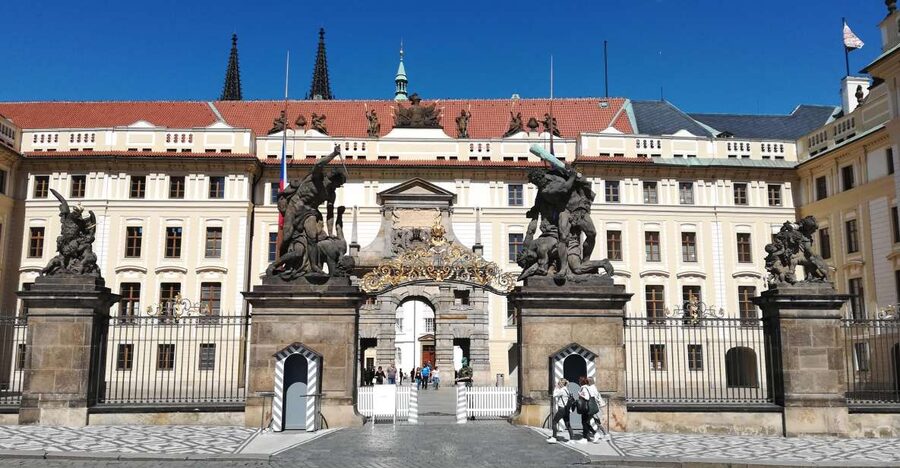 Prague: Tour to Prague Castle with tickets included. Spanish - Meeting at Malostranská, Then a Short Tram Up to Hradčany