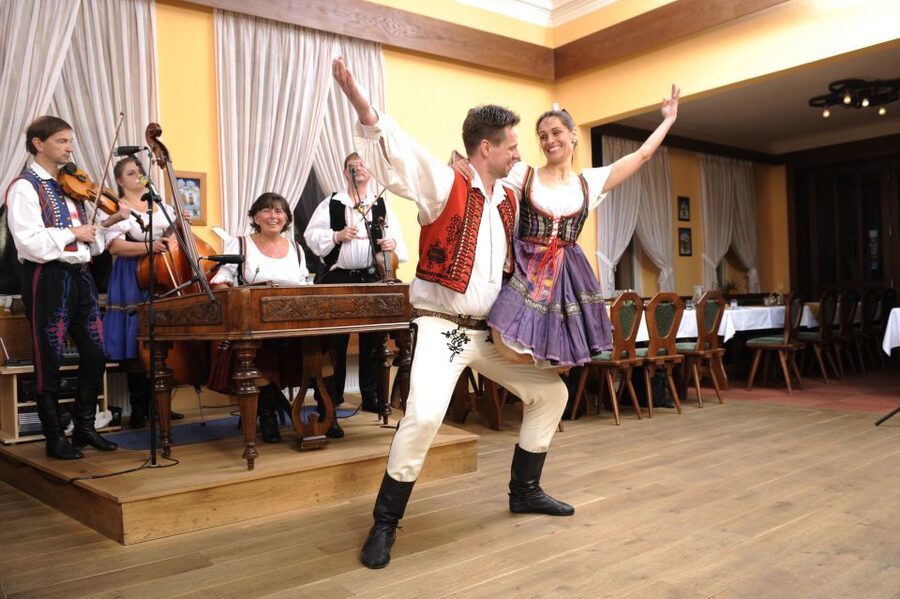 Prague: Traditional Folklore Evening with Dinner & Music - Key things that make this folklore night worth it