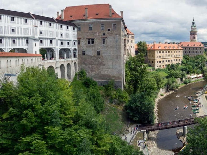 Prague: Transfer to Vienna via fabulous Cesky Krumlov - Krumlov Castle: Renaissance drama and realistic access during closures