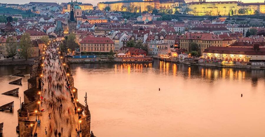 Prague : Visite insolite avec un guide journaliste français - House of the Black Madonna, Municipal House, Powder Tower: details you miss alone