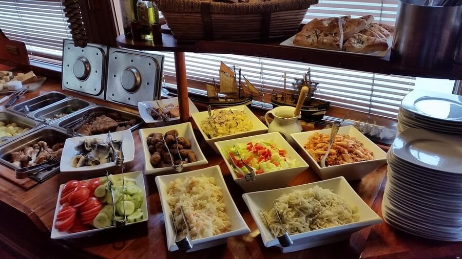Prague: Vltava River Evening Dinner Cruise - Key points at a glance