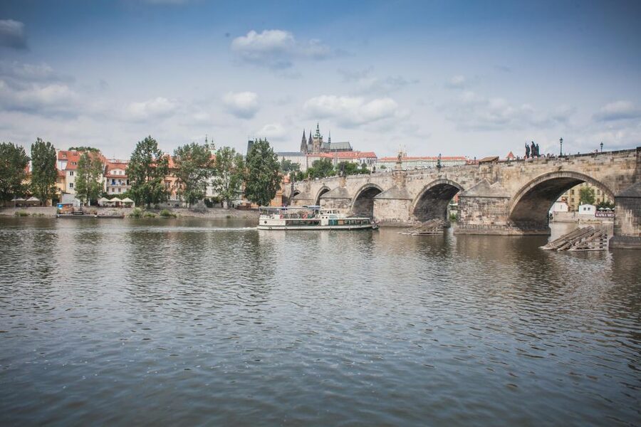 Prague: Vltava River Evening Dinner Cruise - Prague Castle, Lesser Town, and the lock moment on the Vltava