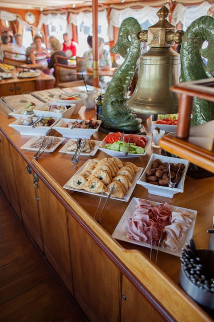 Prague: Vltava River Evening Dinner Cruise - Who this cruise fits best