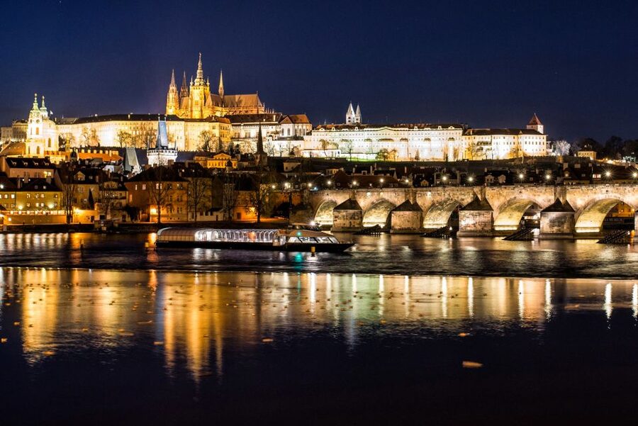 Prague: Vltava River Night Cruise with Buffet - What the buffet dinner actually feels like in practice