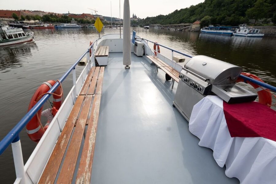 Prague: Vltava River Private Boat Party with Drinks - Who this boat party is best for