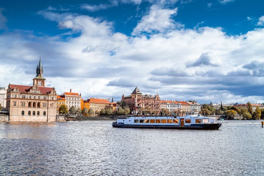 Prague: Vltava River Sightseeing Cruise - On-Board Comfort: Wi-Fi, Clean Facilities, and Ordering Snacks
