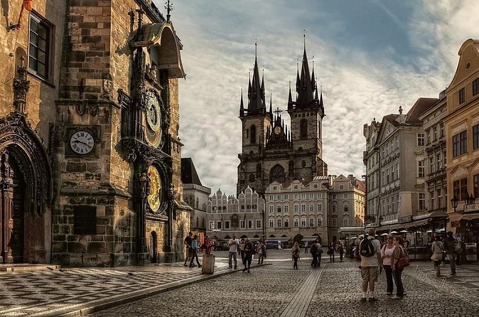 Private 4-hour City Tour of Prague with driver & official guide w/ Hotel pick up - Old Town Hall with the Astronomical Clock: where guidance pays off