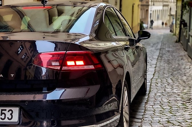 Private ARRIVAL Transfer by LIMOUSINE 3+1pax - Potential Catch: Flight Delays Can Add Waiting Time
