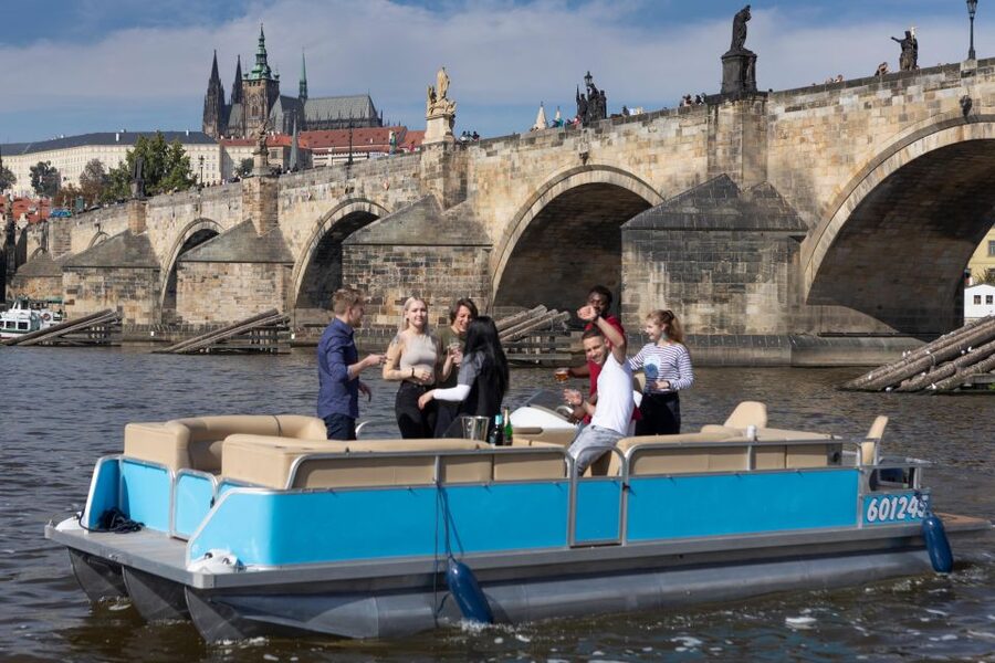 Private Boat Cruise With Unlimited Prosecco - Kampa Island Views and the Big Presence of Prague Castle