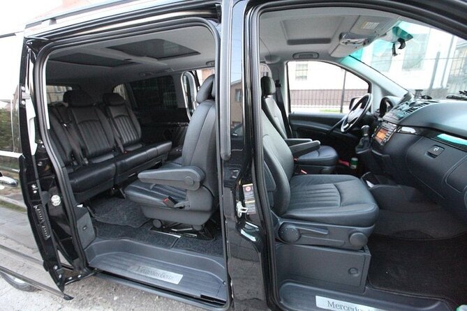 Private Transfer from Prague Airport to Prague City Hotels 1 - 7 pax - How the Flight Tracking and Waiting Works in Real Life