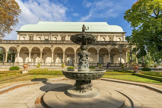 Skip the line: Prague Castle Interiors Tour with Local Guide - Getting to the meeting point and up the hill without losing time