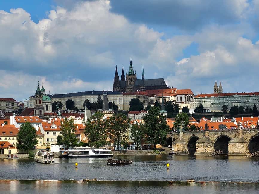 Skip-the-Line Private Tour of Prague Castle & Hidden Gems - Old Royal Palace: the outside tour that still teaches you the layout