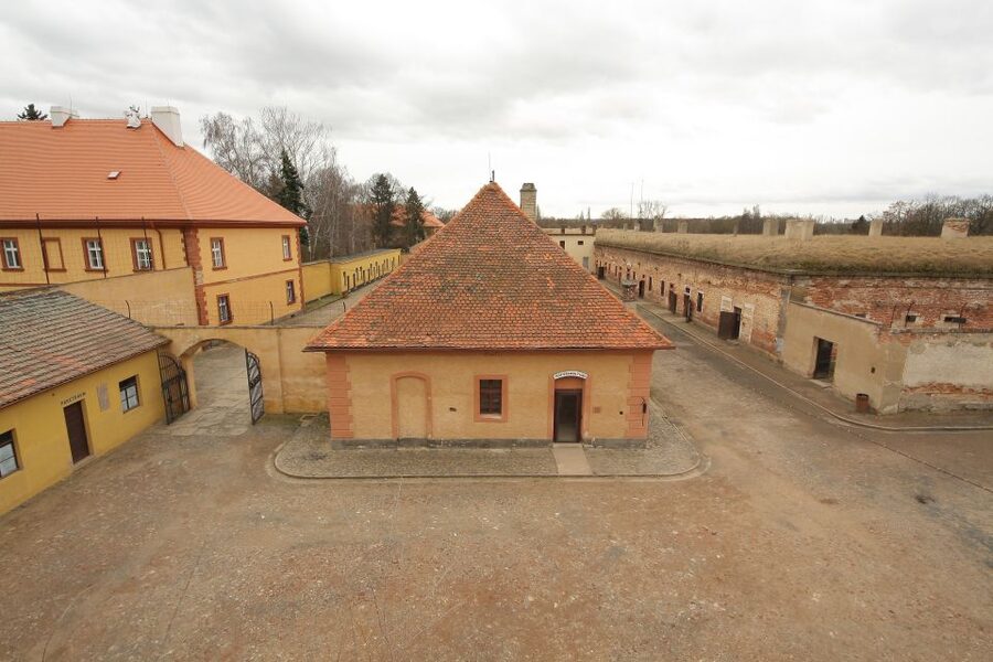 Terezin Memorial: Entry Ticket Combo w. Guided Walking Tour - Time, pace, and distances for a one day visit